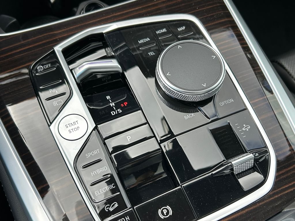 New 2026 Manhattan Green Metallic BMW xDrive50e image 28