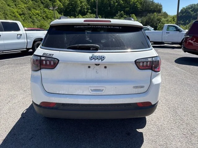 Used 2022 White Jeep Latitude image 3