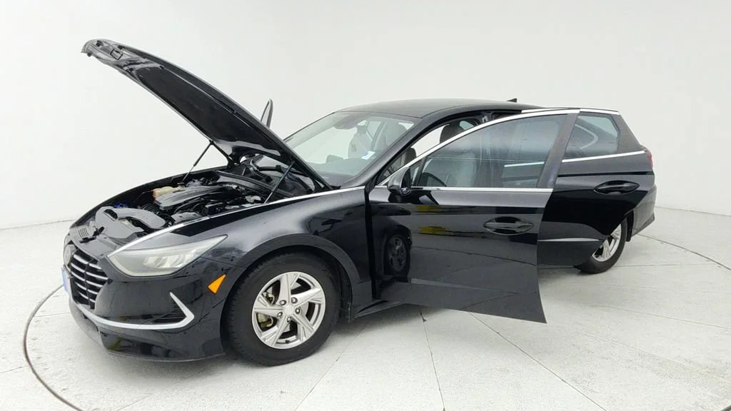 Used 2021 Black Hyundai SE image 10