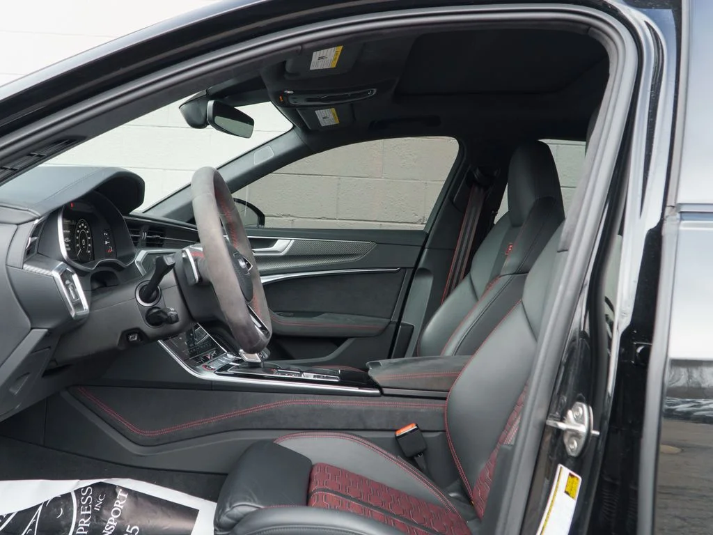 Used 2025  Audi 4.0T image 17
