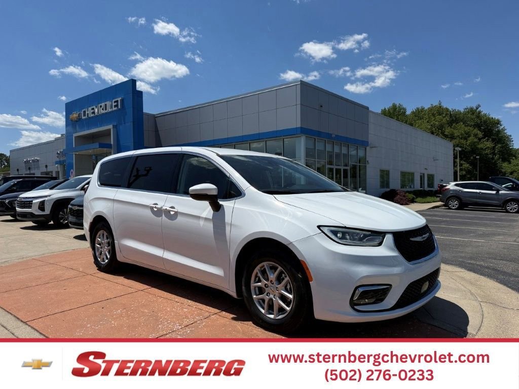 2023 Chrysler Pacifica Touring L's photo