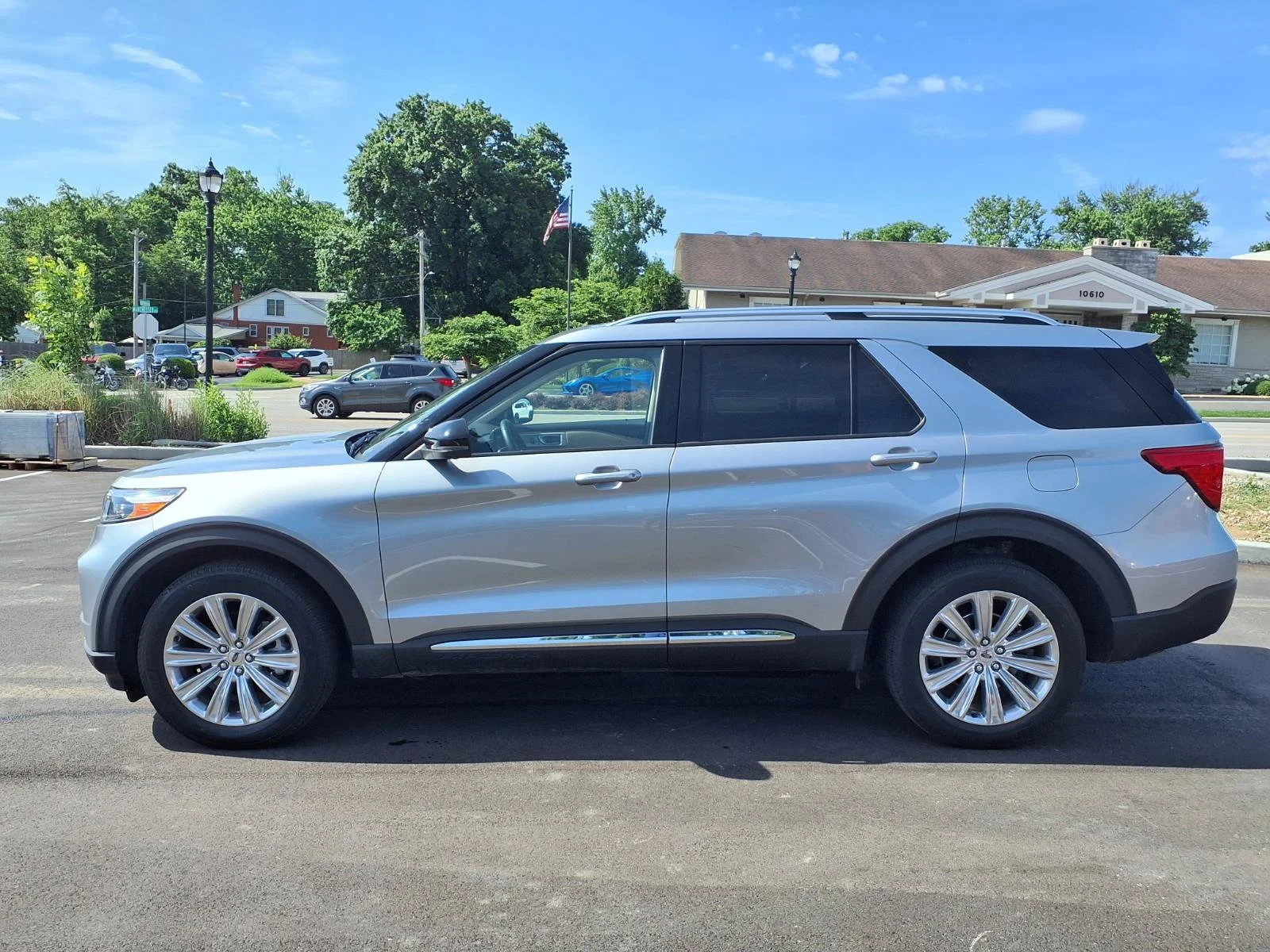 Used 2020 Silver Metallic Ford Limited image 33