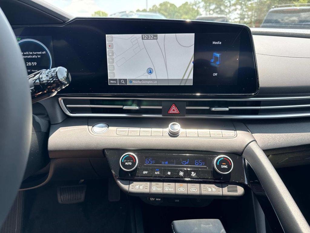 2025 Hyundai Elantra Limited - Photo 11