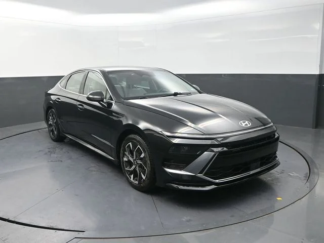 Used 2024 Black Hyundai SEL image 10