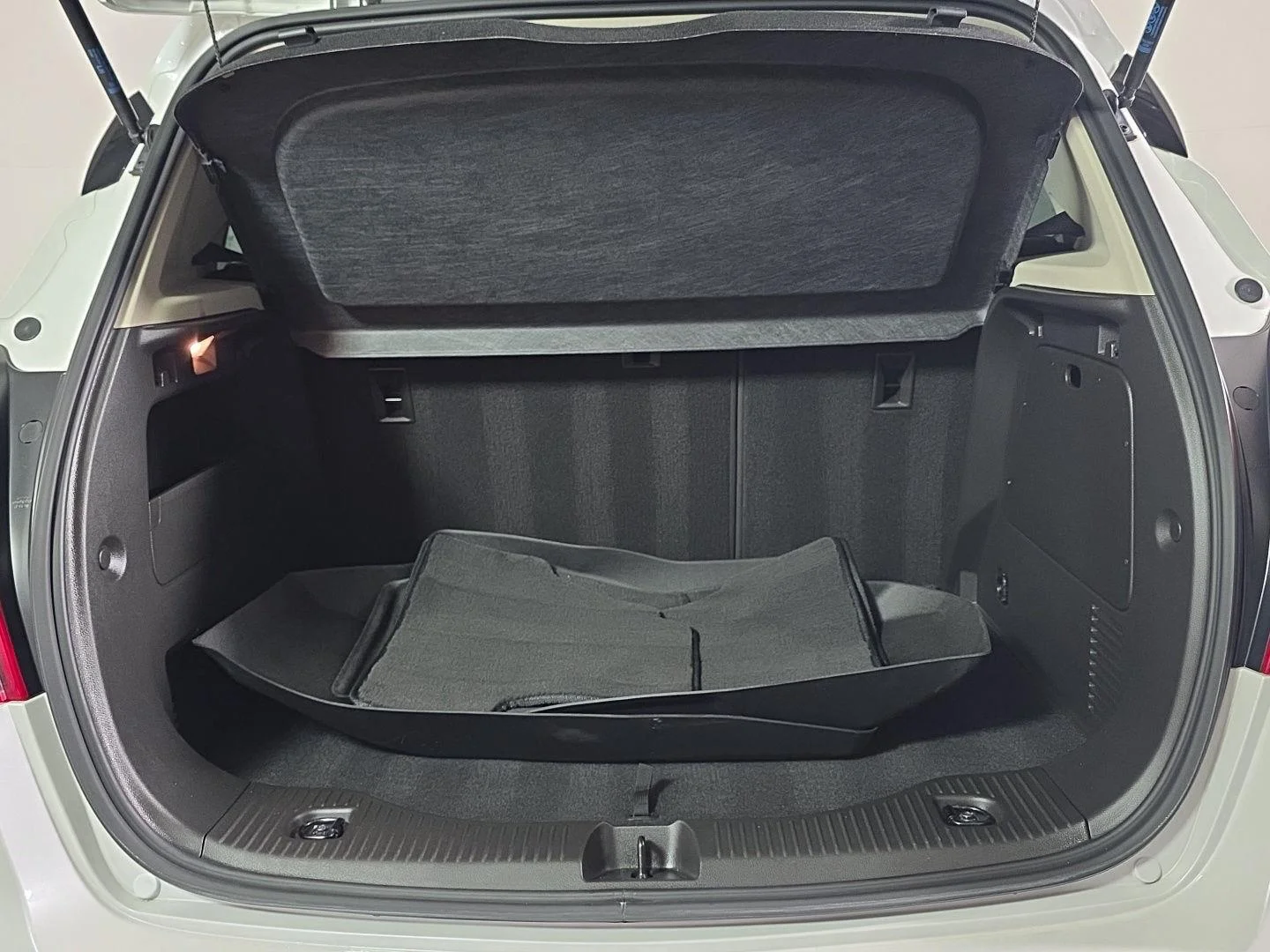 Used 2019 White Frost Tricoat Buick Essence image 3
