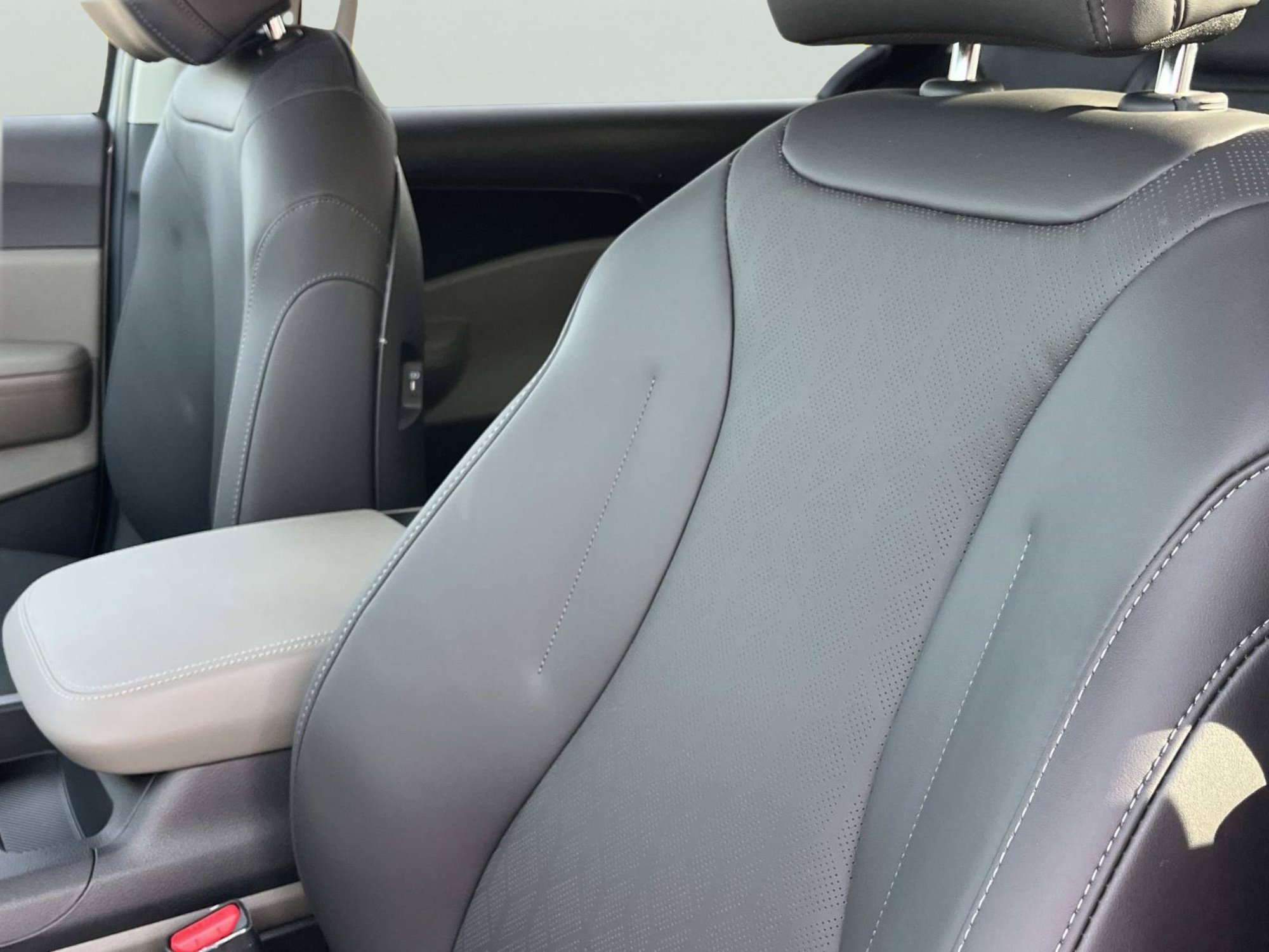 New 2027 Ceramic Silver Kia LXS image 23