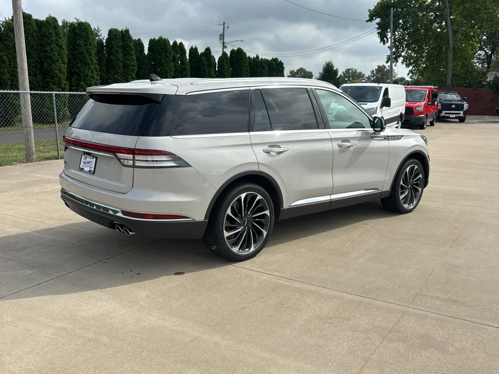 Used 2022 Ceramic Pearl Metallic Lincoln Reserve image 5