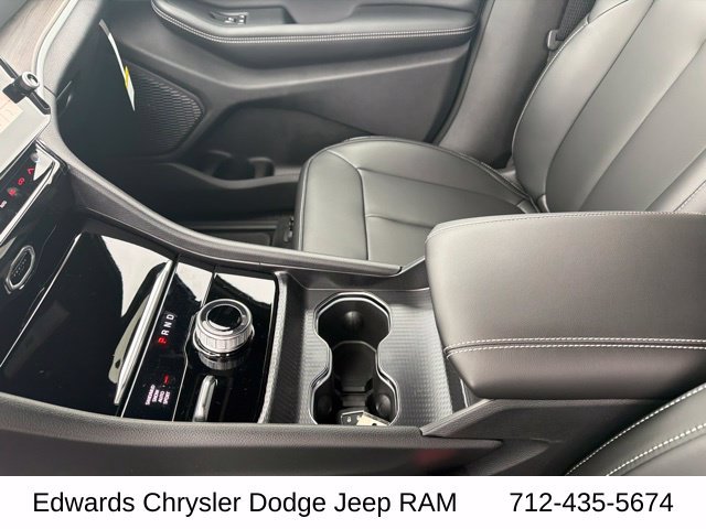 New 2027 High-Gloss Black Paint Jeep Limited image 17