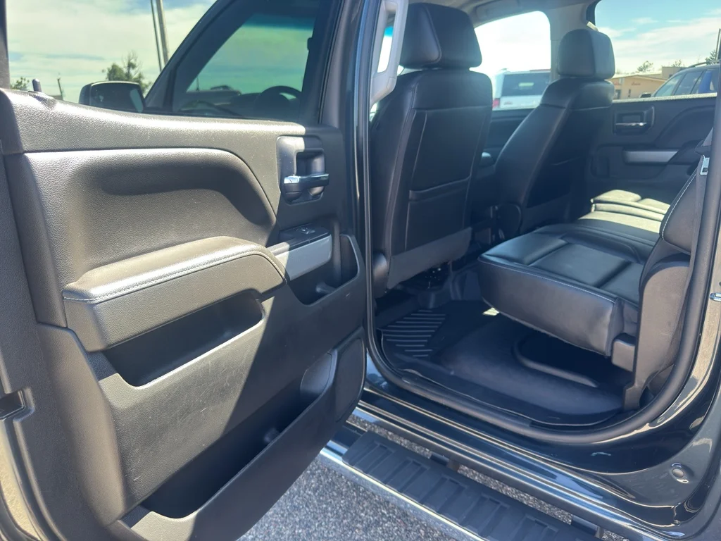 Used 2018 GRAPHITE METALLIC Chevrolet LT image 9