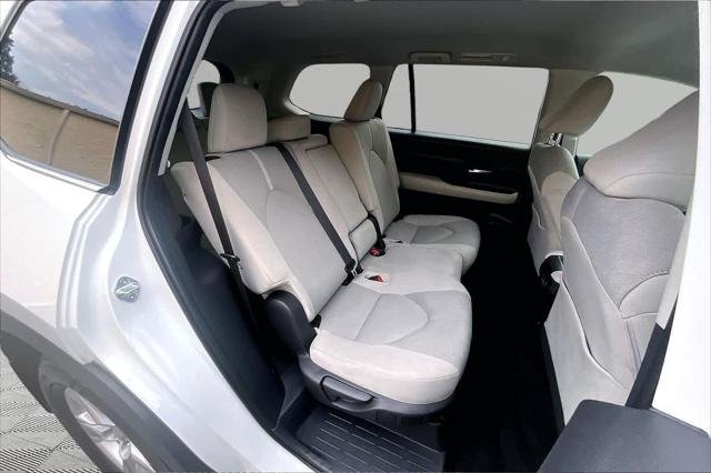 Certified Used 2025 WIND CHILL PEARL Toyota  image 20