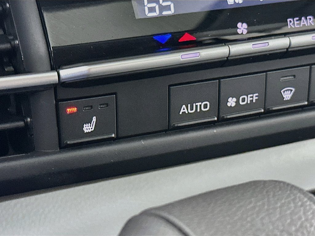 Used 2025  Toyota XLE AWD image 18