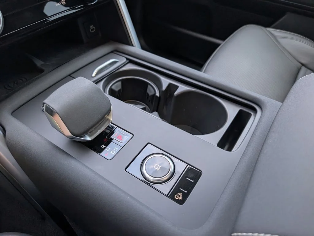 Certified Used 2025 White Land Rover Dynamic SE image 19