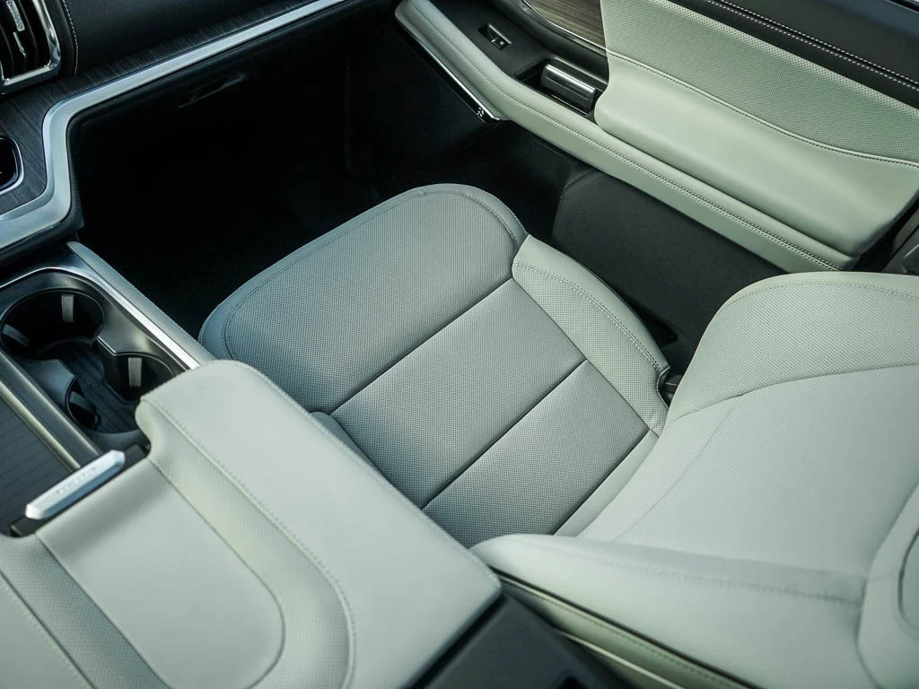 New 2026 Space Silver Metallic Ford MAX Platinum® image 27