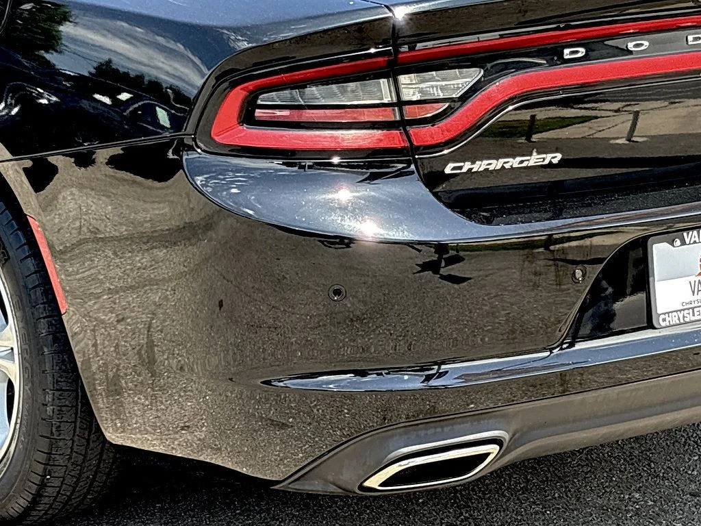 Used 2022 Black Dodge SXT image 5