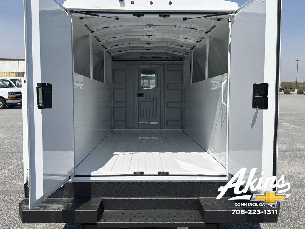 New 2026 Summit White Chevrolet 1WT image 7