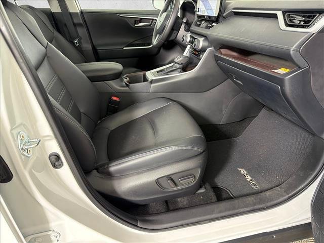 Certified Used 2025 WIND CHILL PEARL Toyota  image 14
