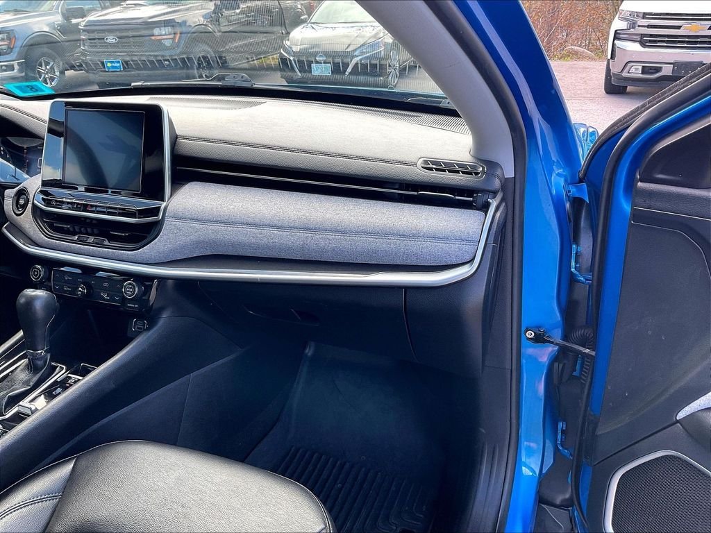 Used 2022 Laser Blue Jeep Latitude image 12