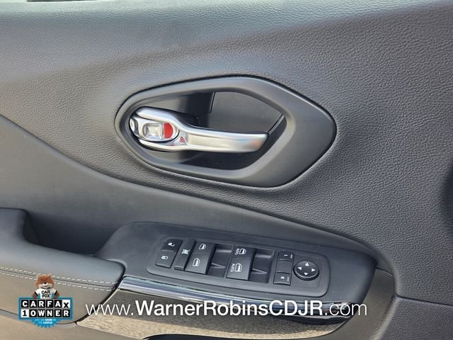 Used 2023 White Jeep Altitude image 32