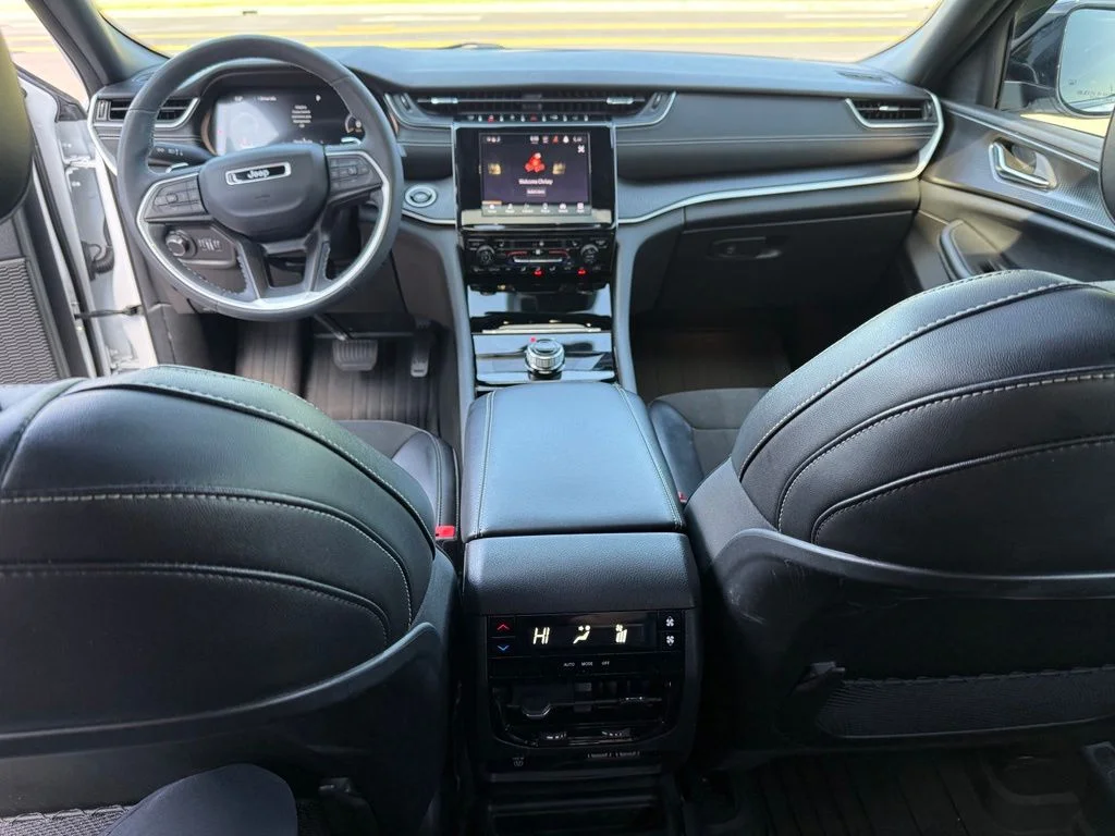 Used 2023 White Jeep Altitude image 19