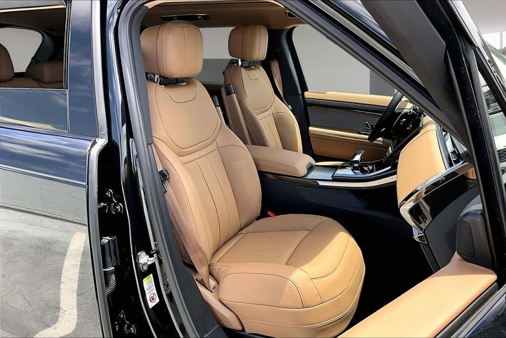 New 2026 Santorini Black LAND ROVER SE image 11