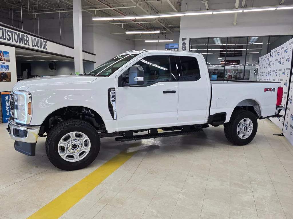 New 2026 Oxford White Ford F-250® XLT image 4