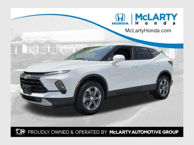 Used 2025 Summit White Chevrolet LT image 1