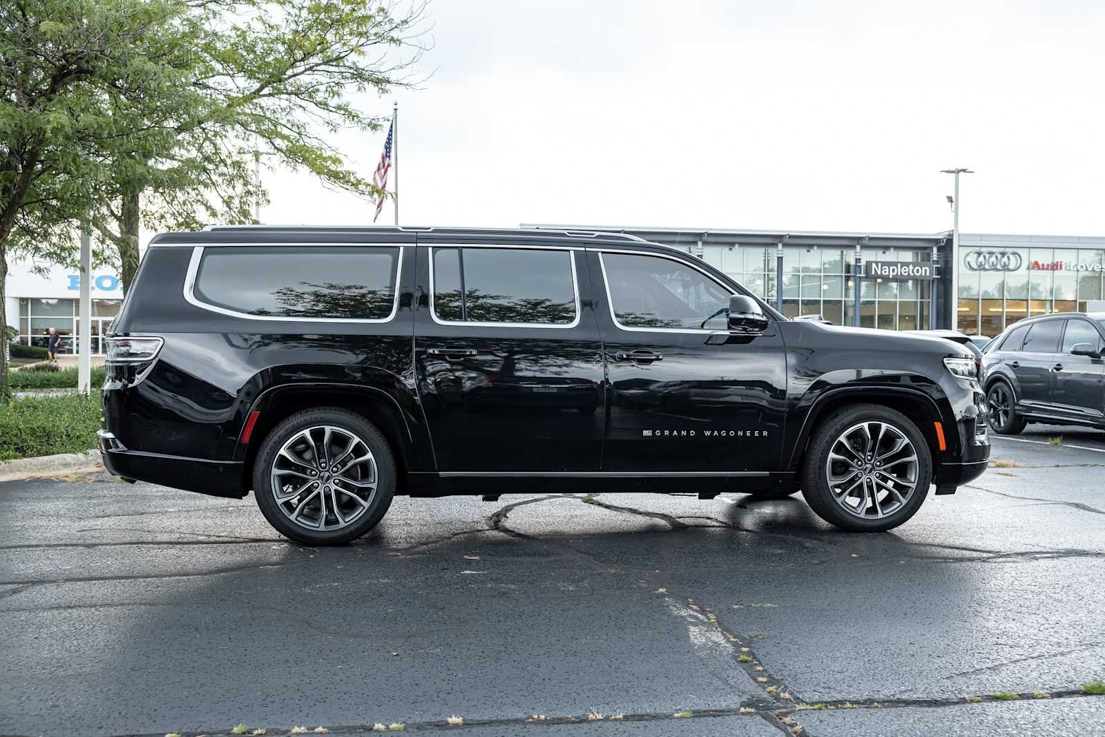 Used 2023 Diamond Black Crystal Pearlcoat Jeep Series III image 8