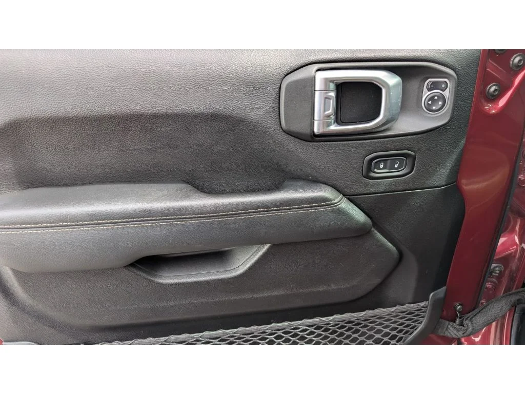 Used 2021 Snazzberry Pearlcoat Jeep Overland image 12