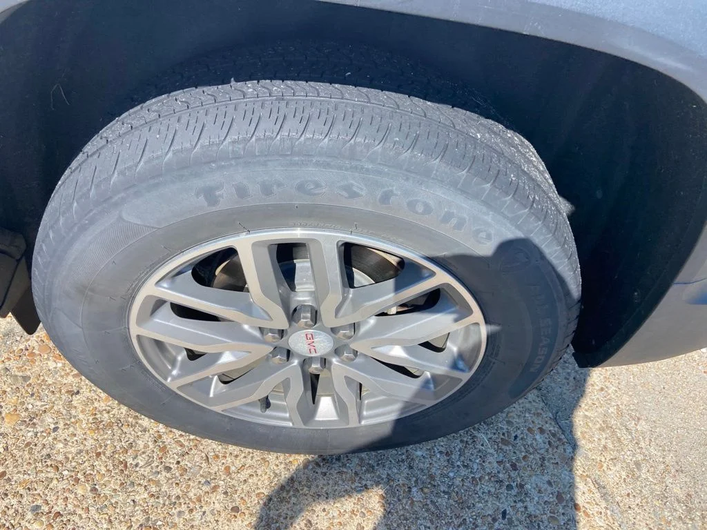 Used 2017 White GMC SLE-2 image 29