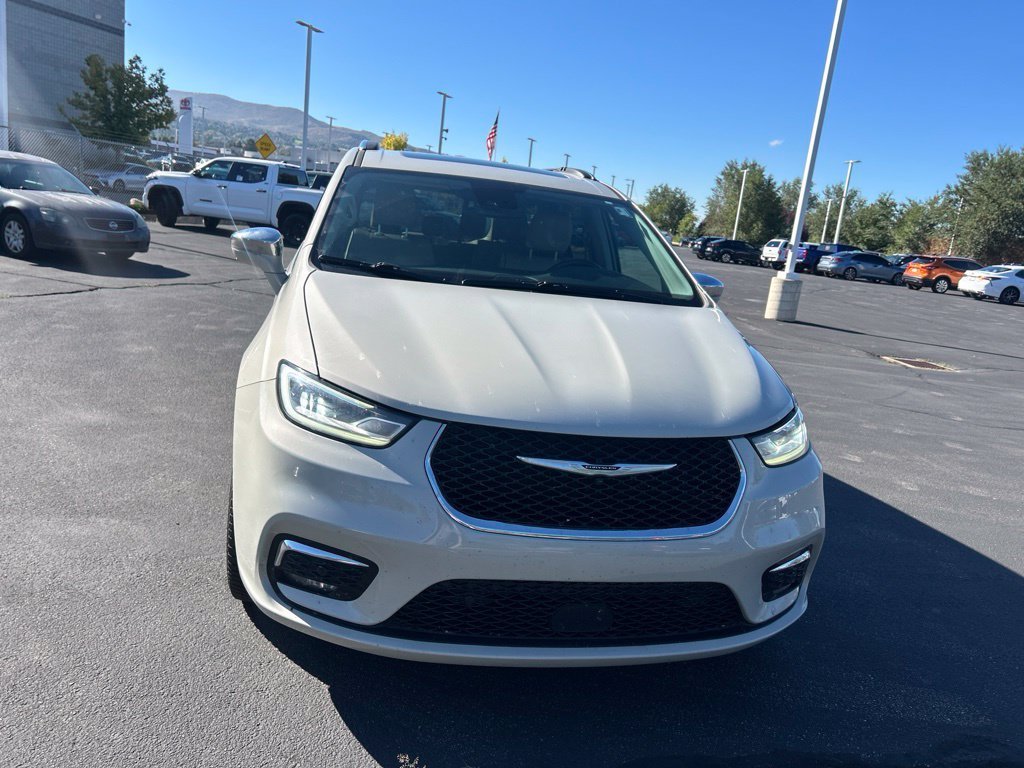 Used 2021 Luxury White Pearlcoat Chrysler Limited image 3