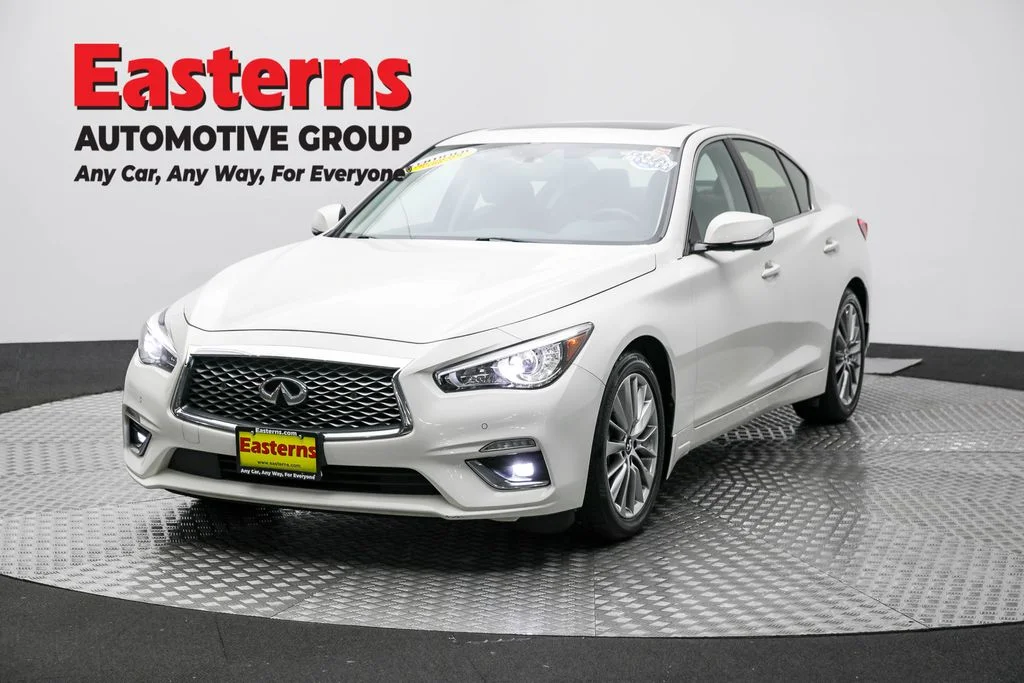 Used 2022 White INFINITI LUXE image 1