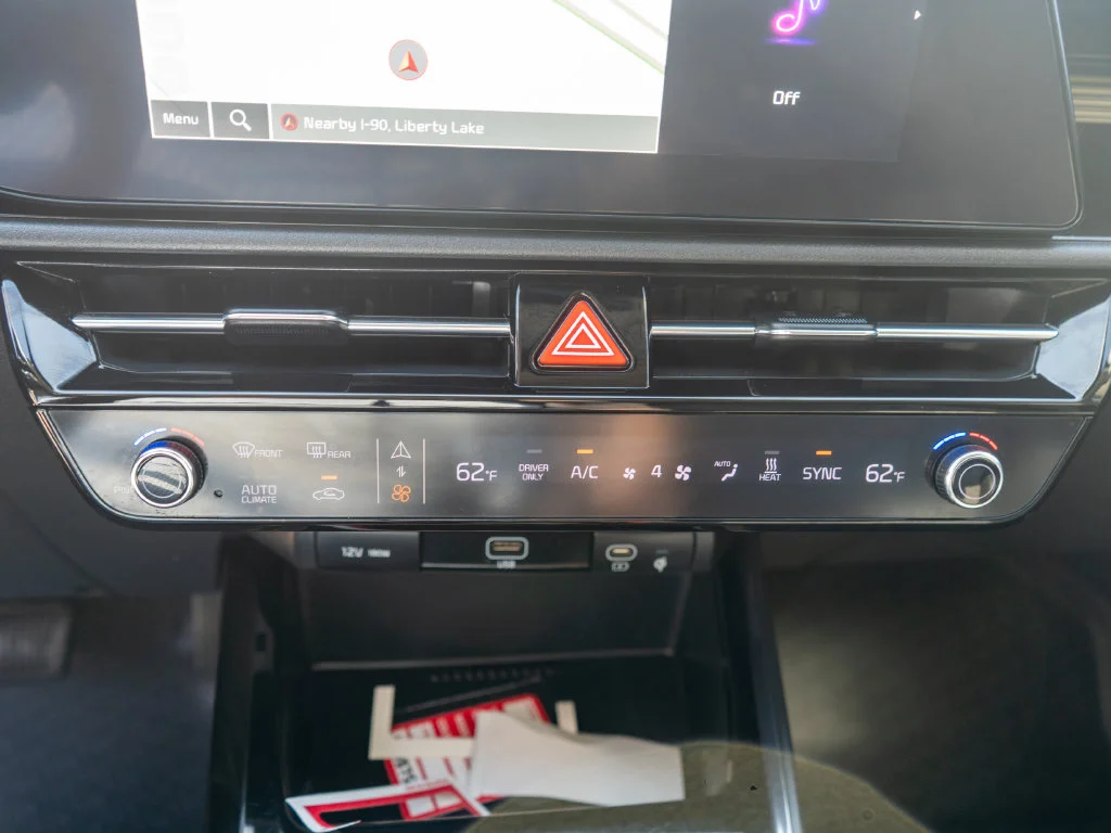 Certified Used 2023 White Kia Wind image 21