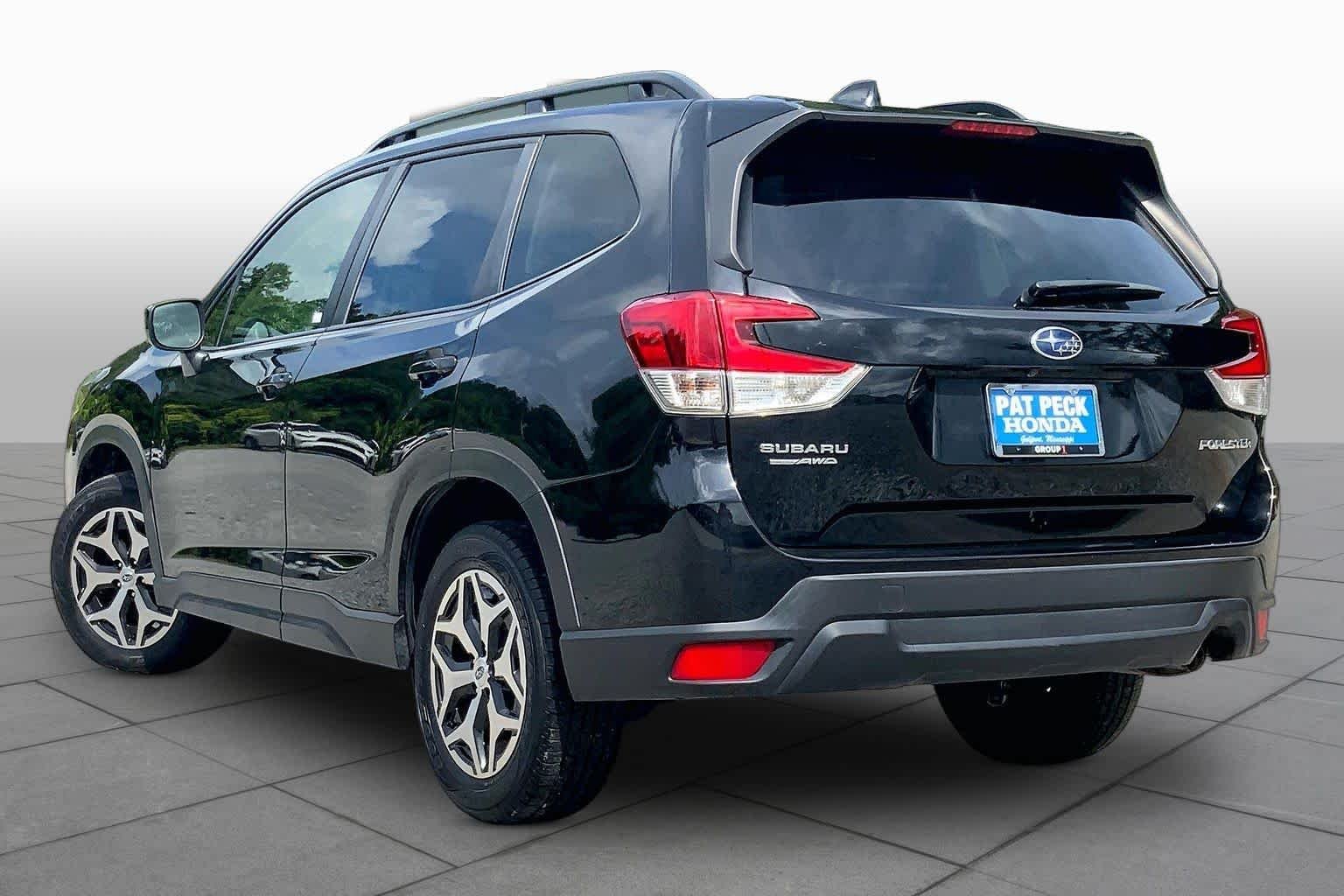 Used 2023 Crystal Black Silica Subaru Premium image 12