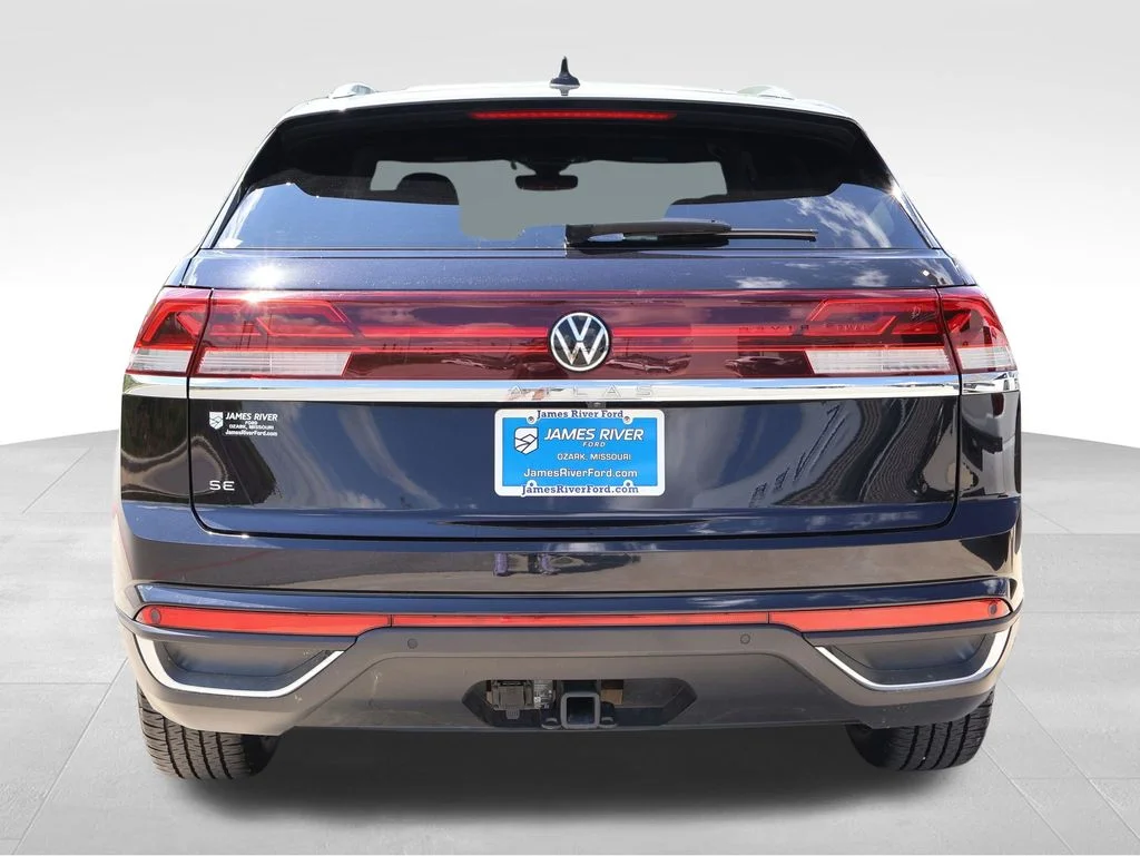Used 2025 Deep Black Pearl Effect Volkswagen 2.0T SE w/Technology image 4
