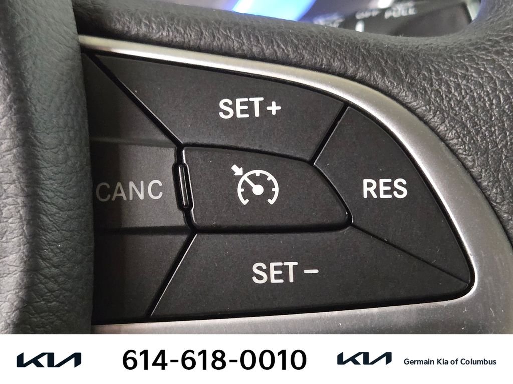 Used 2015 Silver Chrysler Limited image 28