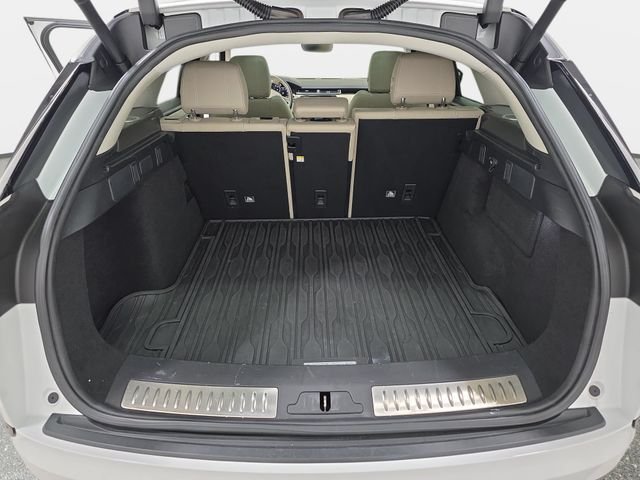 Used 2018 Fuji White Land Rover SE R-Dynamic image 35