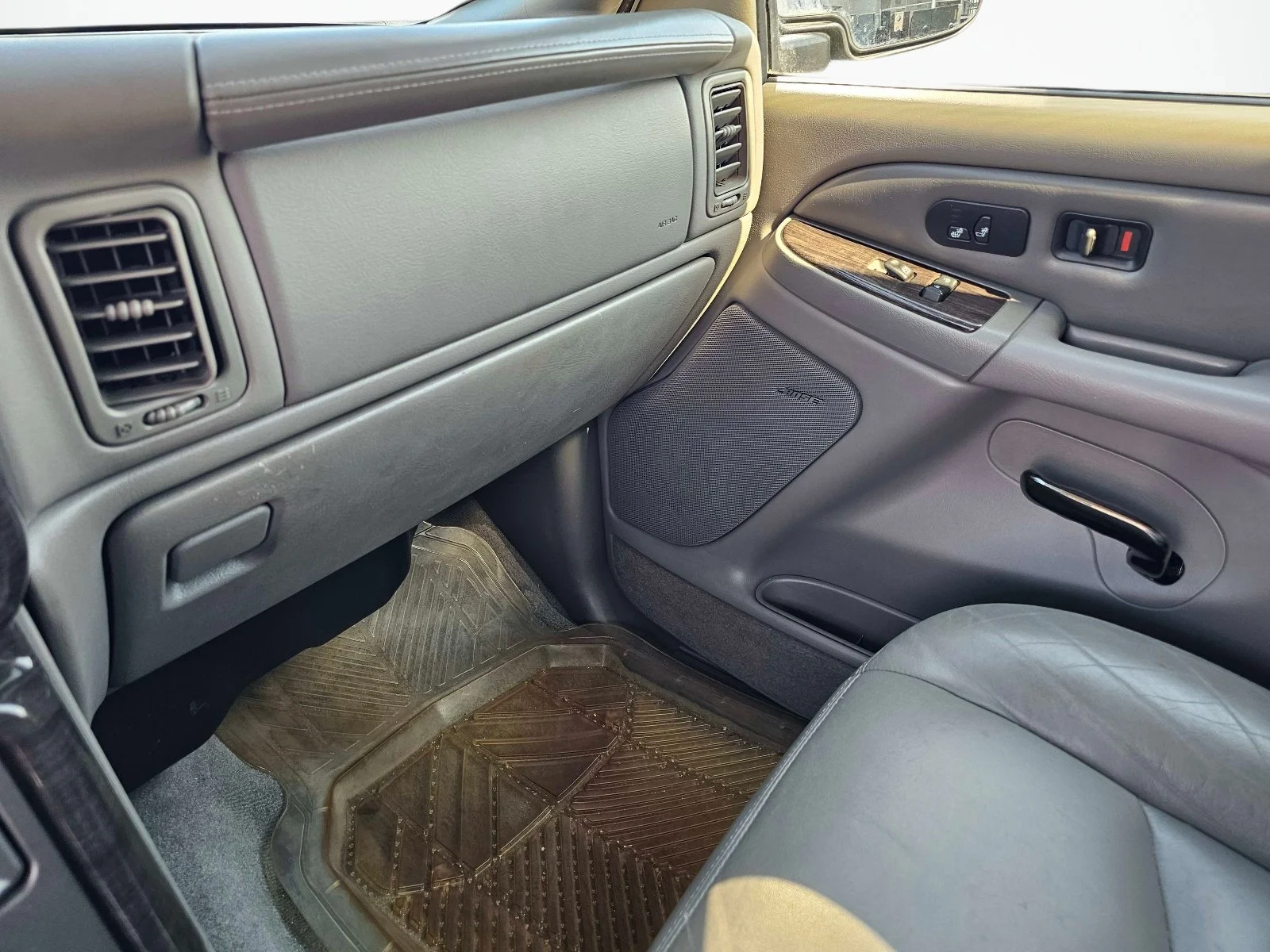 Used 2005 Summit White GMC Denali image 26