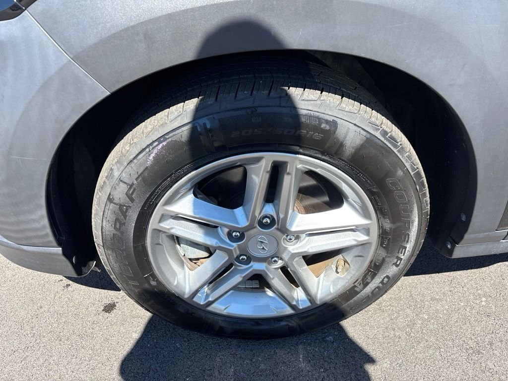Used 2020 Black Hyundai SE image 10
