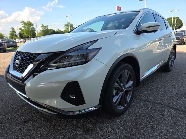 Used 2022 White Nissan Platinum image 3