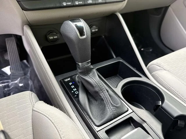 Used 2020 White Hyundai SE image 29
