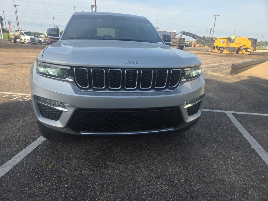 Used 2025 Silver Zynith Jeep Limited image 2