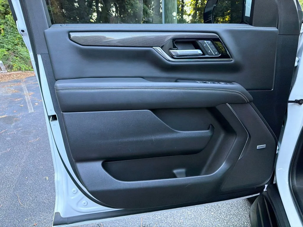 Used 2025 White GMC Elevation image 10