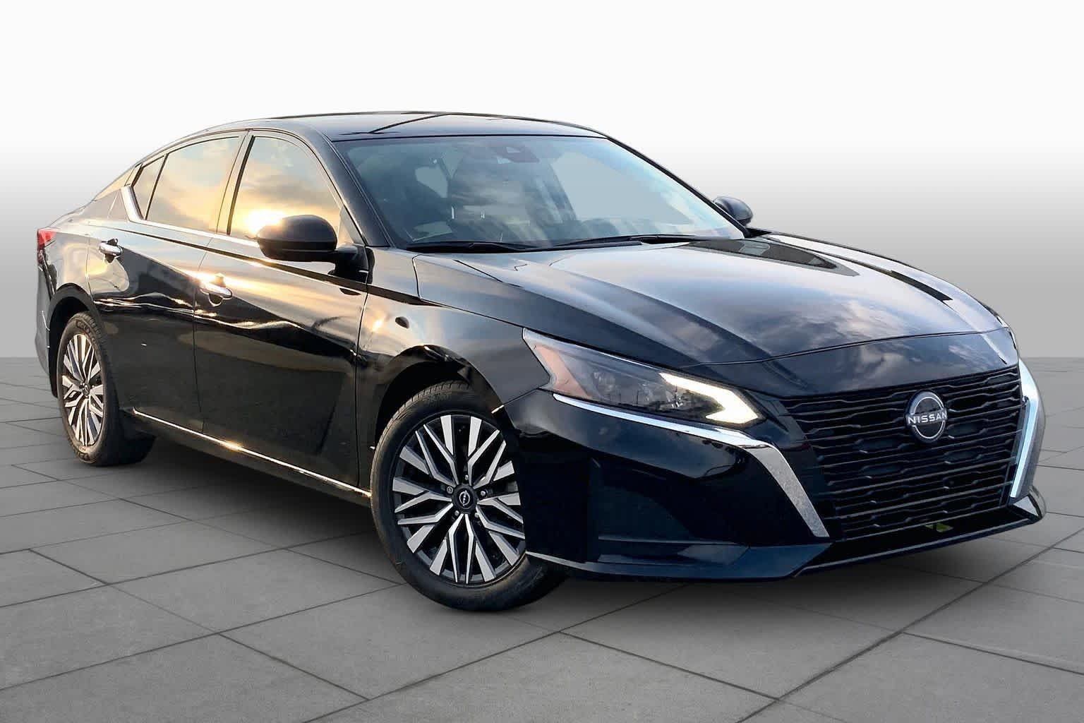 Used 2024 Super Black Nissan 2.5 SV image 3