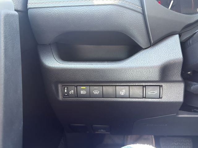 Used 2025 Silver Toyota XLE Premium image 22