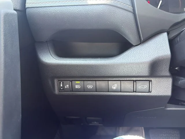 Used 2025 Silver Toyota XLE Premium image 22