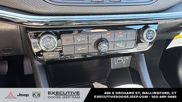 New 2026 Diamond Black Crystal Pearl-Coat Exterior Paint Jeep Limited image 17