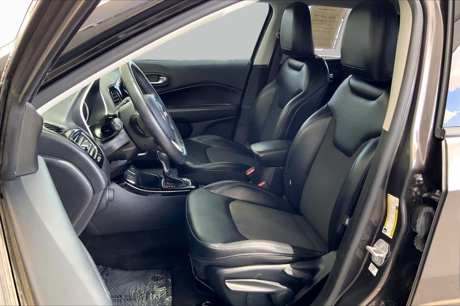 Used 2019 Granite Crystal Metallic Clearcoat Jeep Altitude image 8