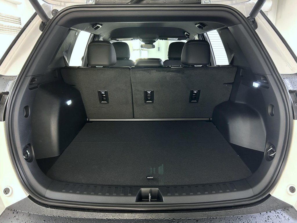 New 2027 Summit White Chevrolet LT image 21