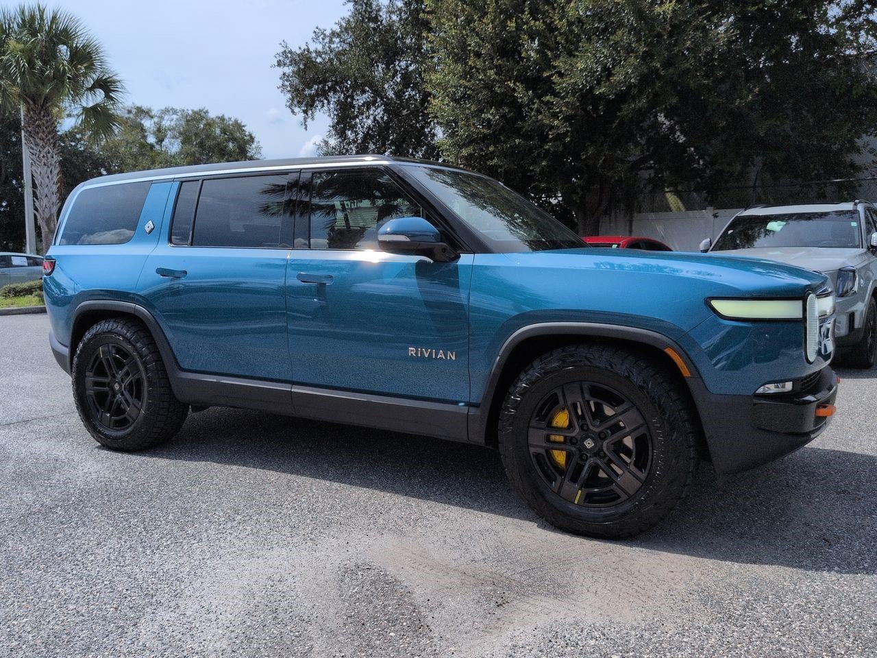 2023 Rivian R1S