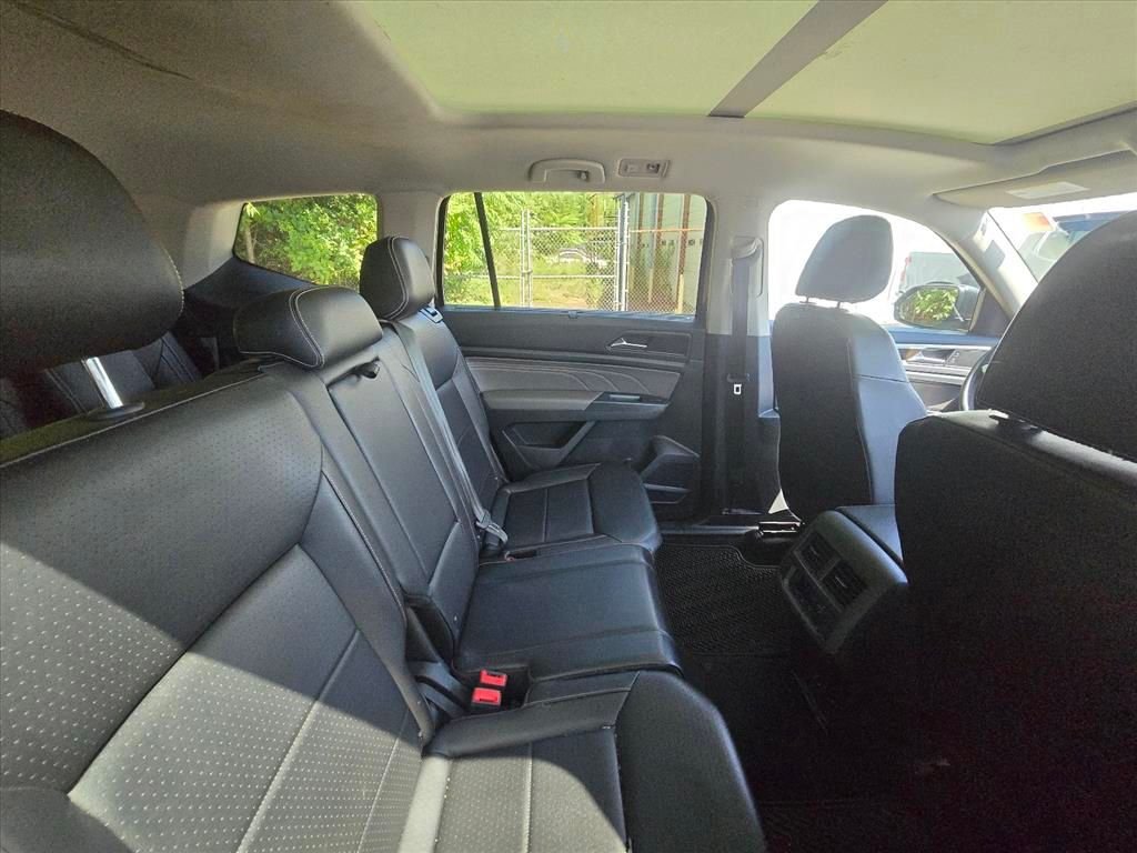 Used 2021 Black Volkswagen 3.6L V6 SE w/Technology image 8
